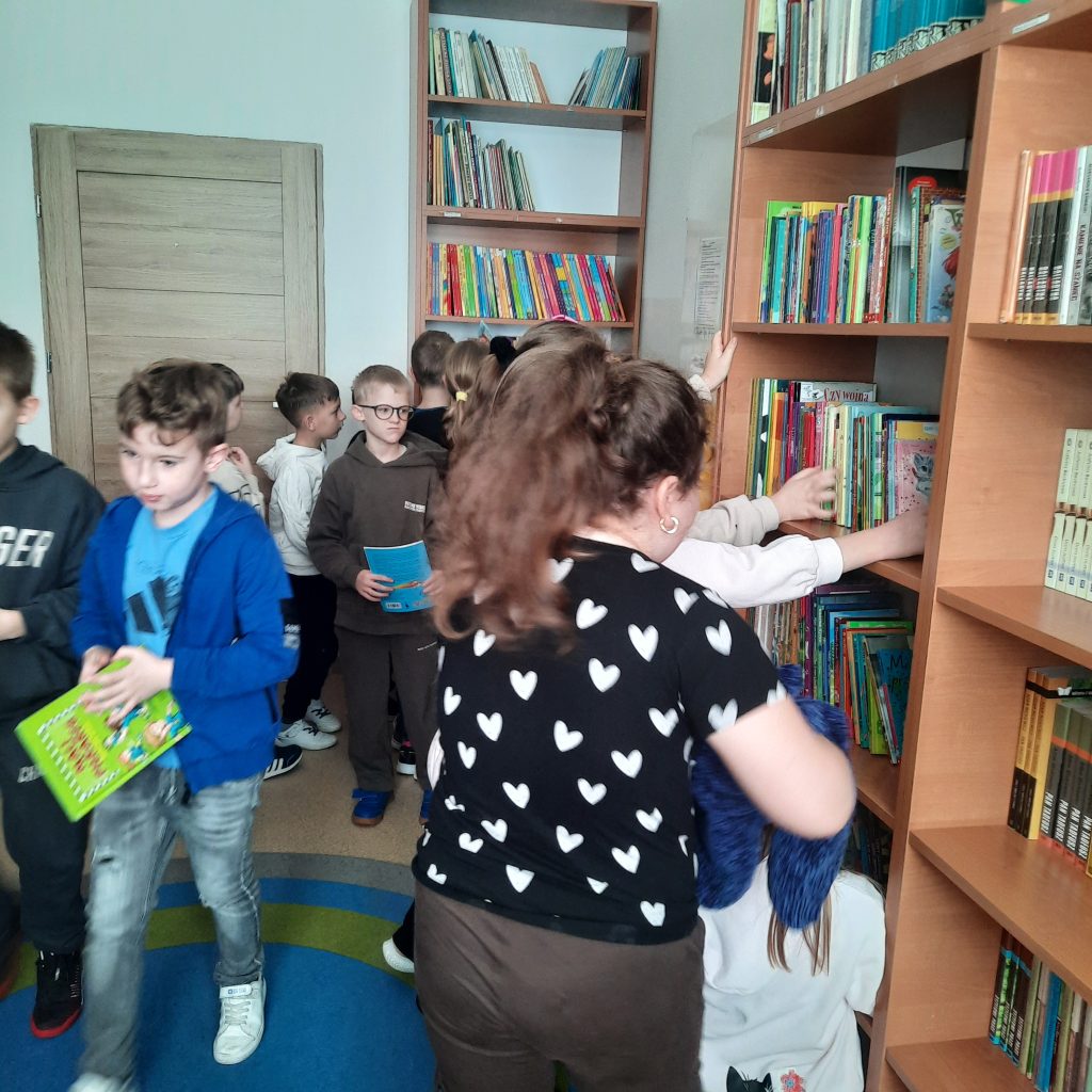 Wizyta uczniów klasy 2A w szkolnej bibliotece