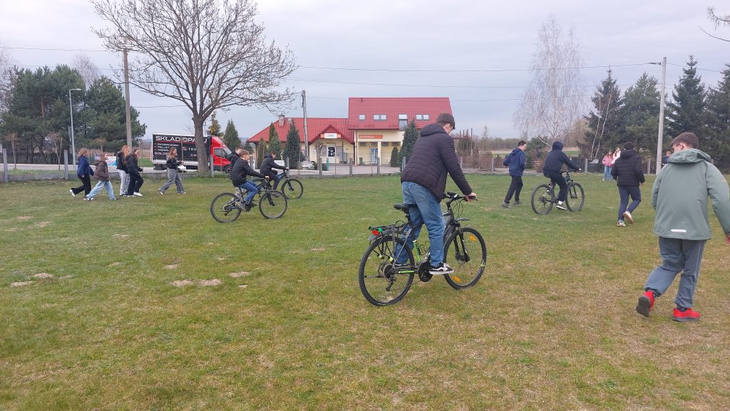 „Licznik w głowie – jak π mierzy drogę rowerzysty?”