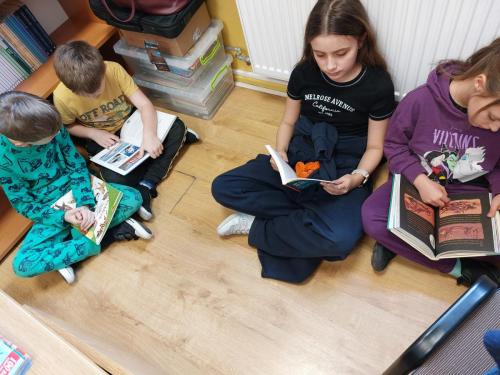 Aktywna przerwa z książką w bibliotece