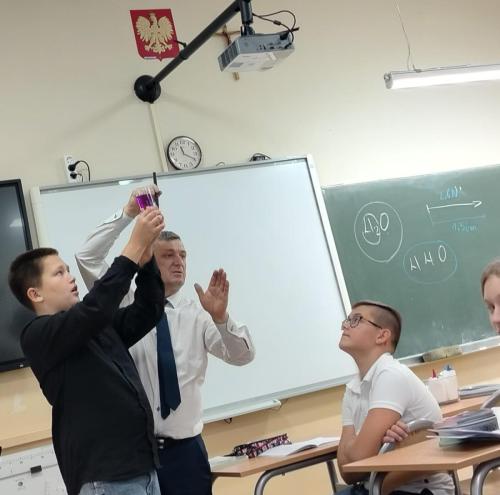 Lekcja fizyki w klasie 7 "Atomy i cząsteczki"