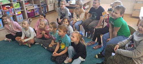 Spotkanie przyjaciół na zielonej łące