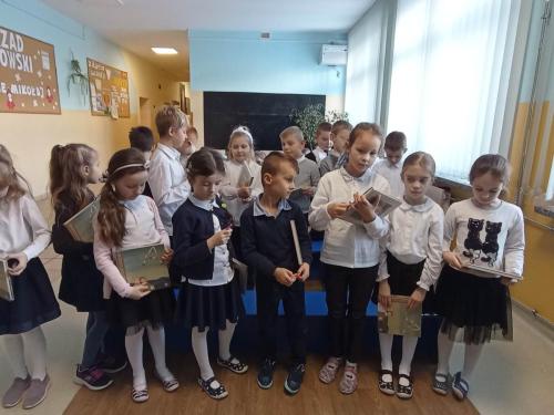 Pasowanie uczniów klasy pierwszej na czytelników